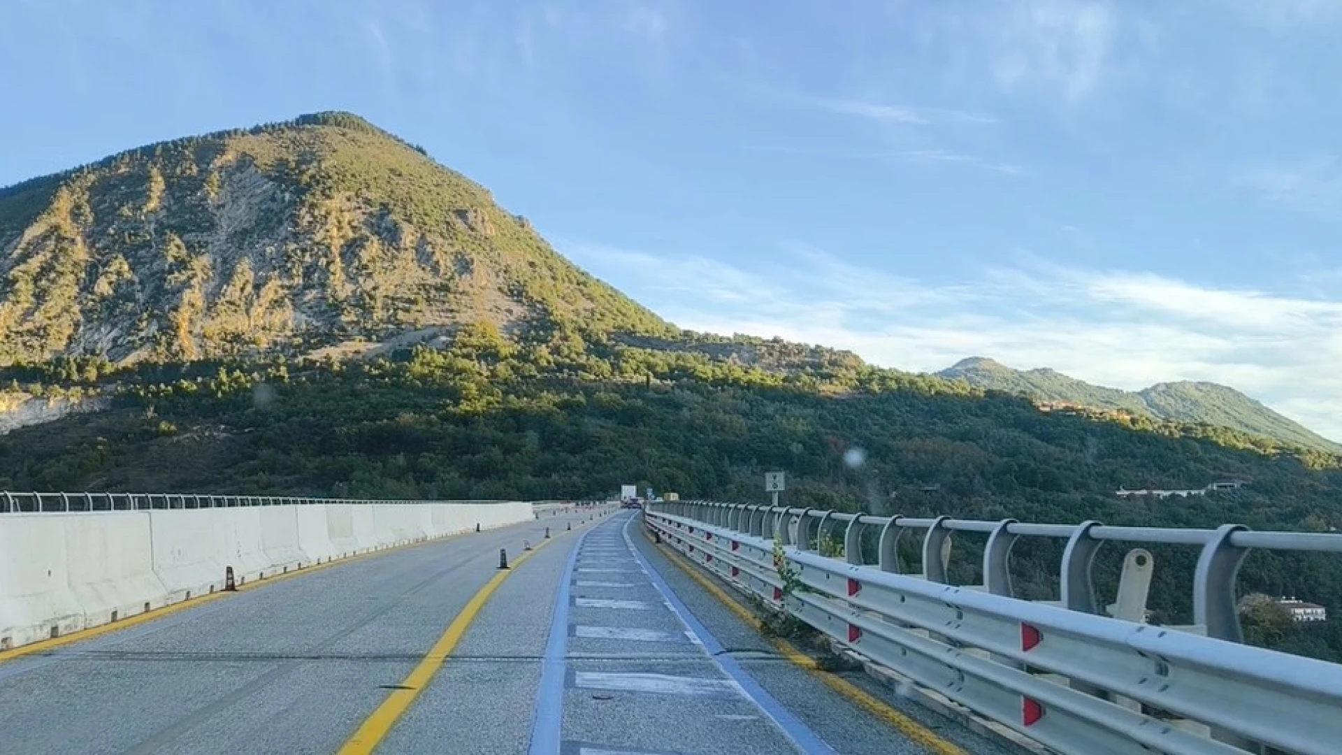 Statale 158: segnaletica poco visibile e carreggiate ristrette al limite. Protestano gli automobilisti che transitano sul ponte di Cerro al Volturno. GUARDA IL VIDEO.